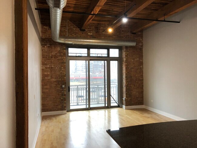 Building Photo - 770 W Gladys Ave
