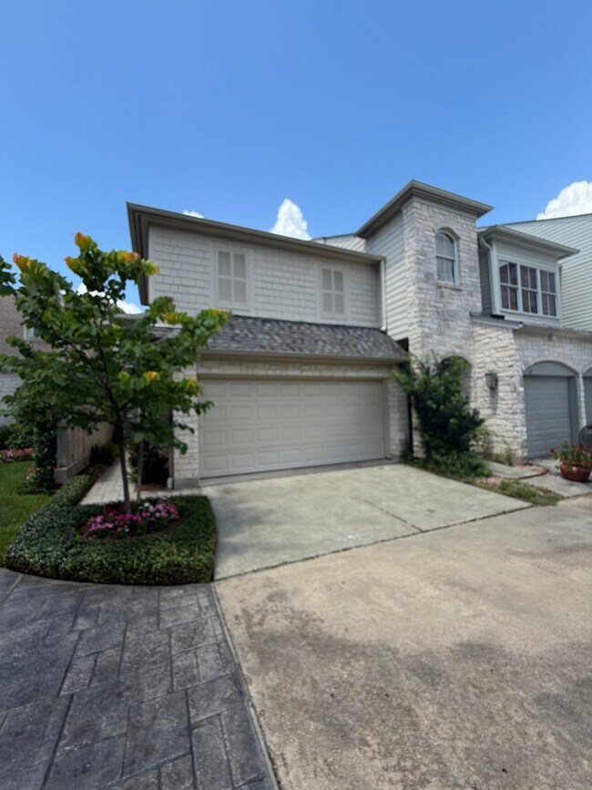 Foto del edificio - 1315 Whispering Pines Dr