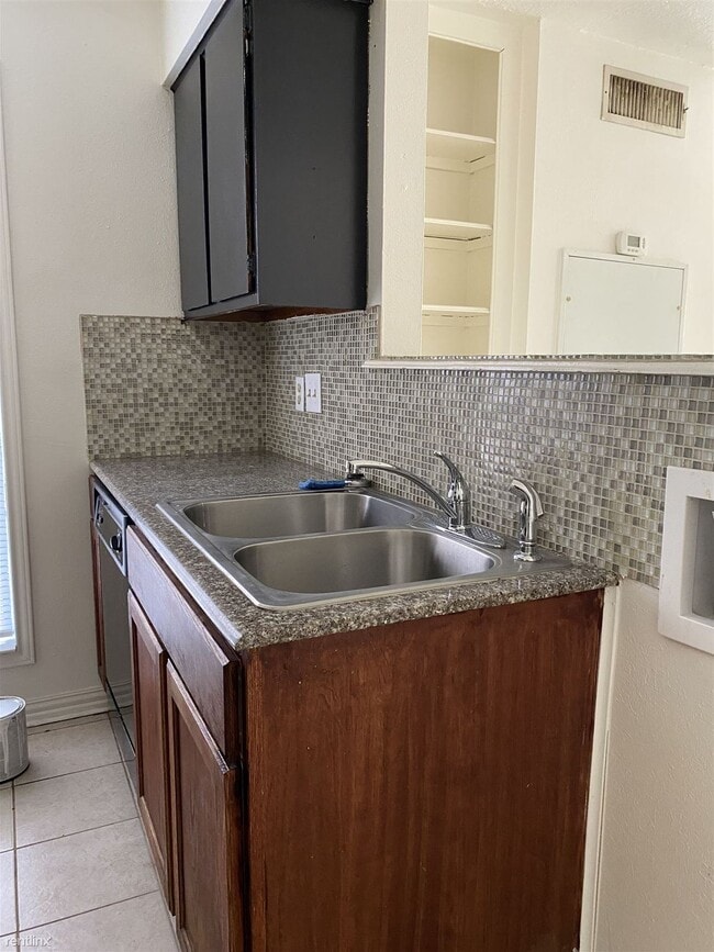 Foto del edificio - 2 br, 1 bath 4plex - 1524 Hawk Tree Dr A