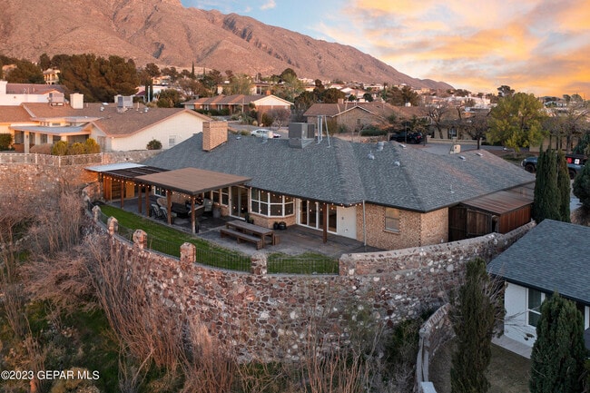 Foto del edificio - 413 Hollydale Dr