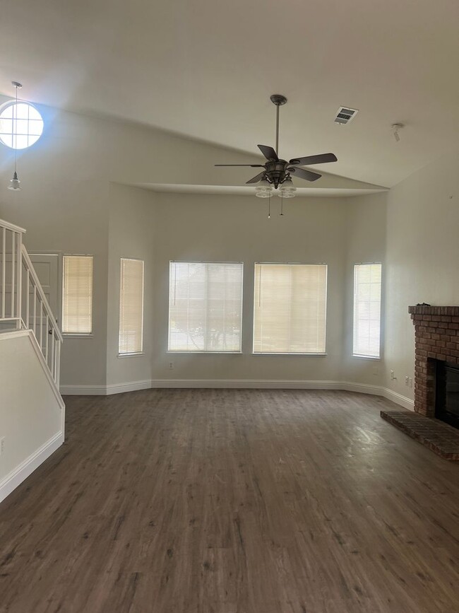 Building Photo - Silver Creek Home in Southwest Bakersfield