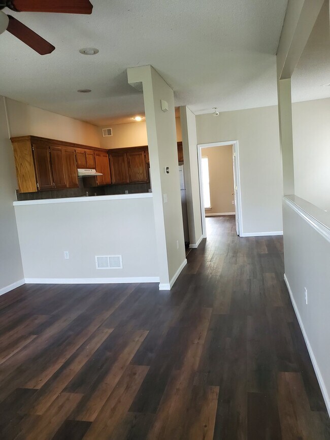 Foto del edificio - 10335 Parkview Ave