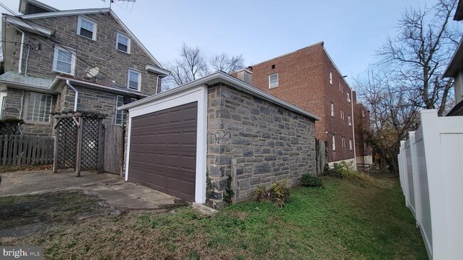 Building Photo - 1806 Garrett Rd