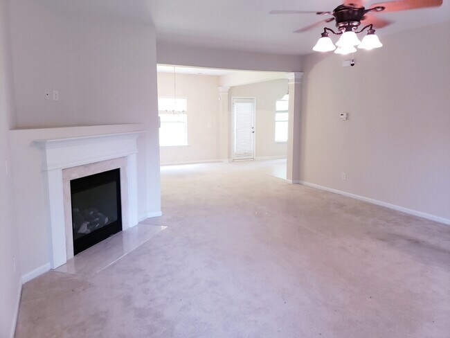 Building Photo - Spacious 4 bedroom 2.5 bath home!