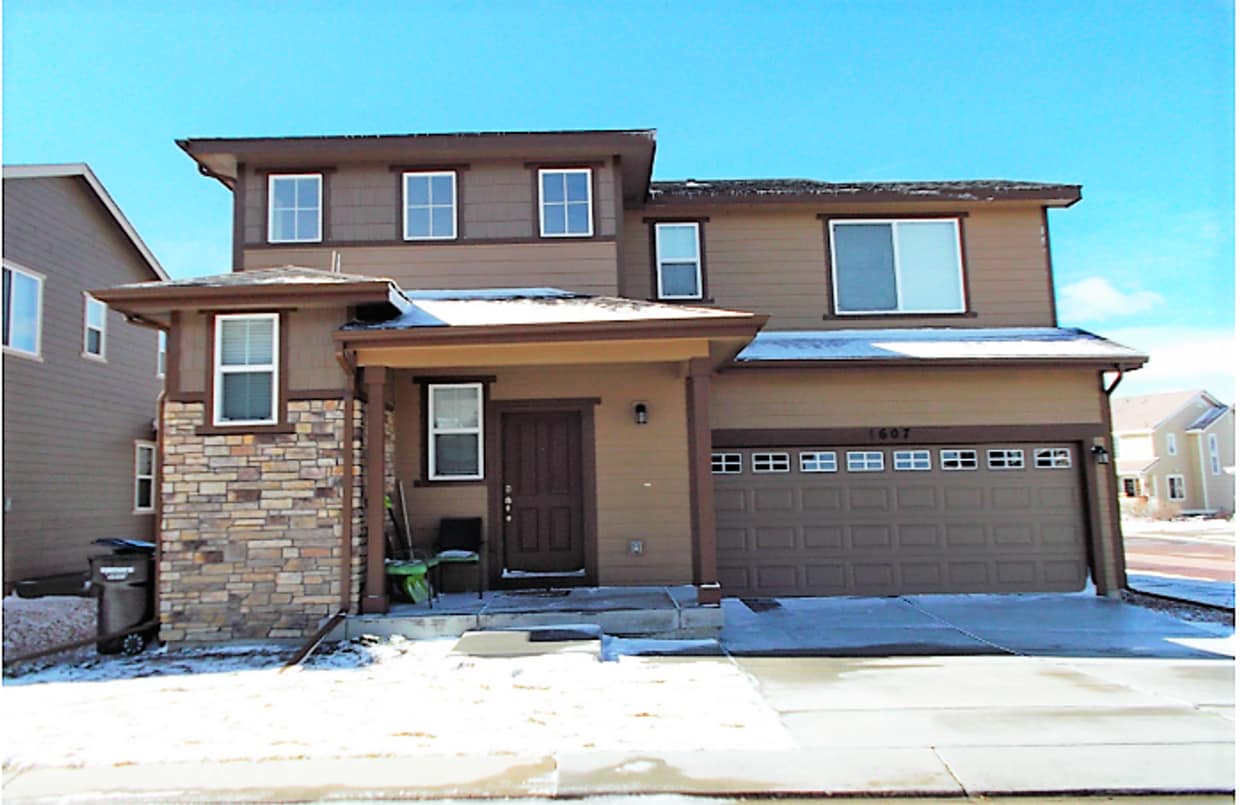 Primary Photo - Spacious 3-Bedroom Home – Stunning Views &...