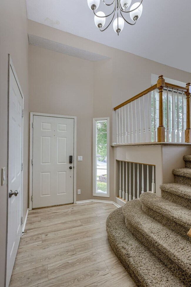 Building Photo - Open Layout with Fenced Yard & Great Locat...