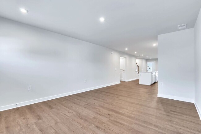 Foto del edificio - Modern Comfort: 3 Bed, 2.5 Bath Townhome + Primary on Main $2,050/mo rent