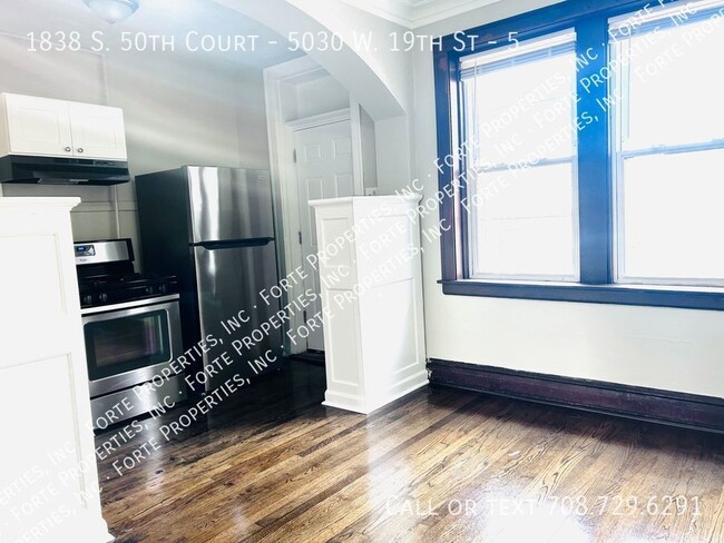 Building Photo - Studio Apartment
