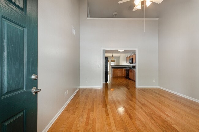Foto del edificio - NASHVILLE! Inviting 2 Bedroom 2.5 bath Con...