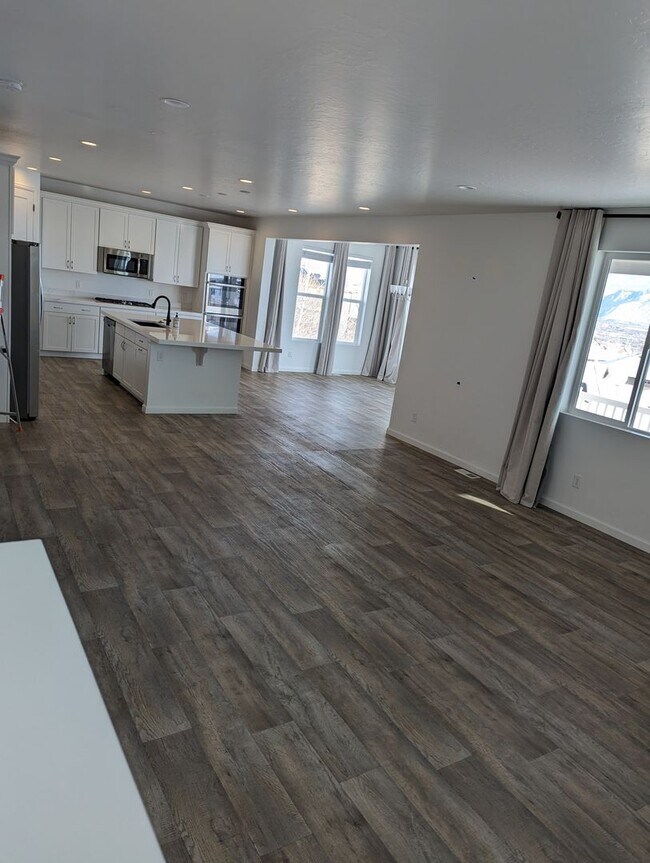 Building Photo - Beautiful 4 bedroom home in Saratoga Springs