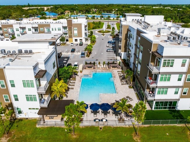 Building Photo - 10X Tarpon Springs