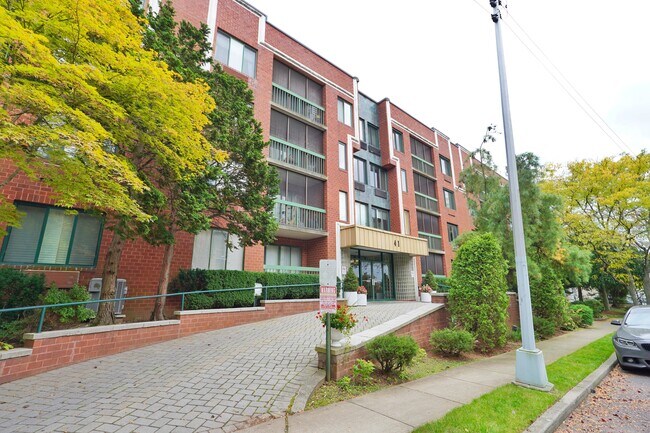 Building Photo - 41 Wellington Ct