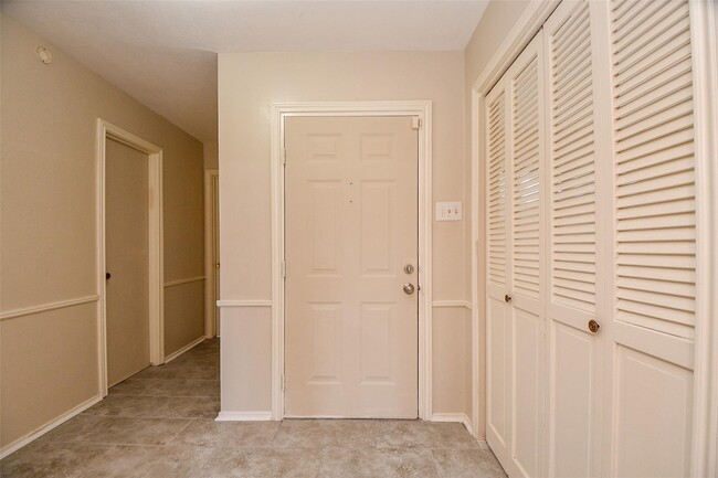 Building Photo - 5810 Fontenelle Dr