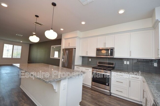 Building Photo - 370 Serra St