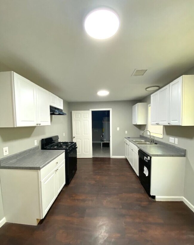 Building Photo - REMODELED 3 BEDROOM LEASE HOME