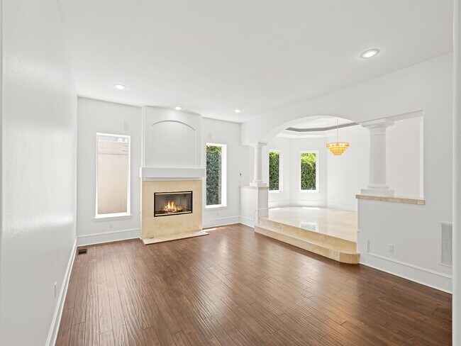 Building Photo - 3210 N Ardmore Ave