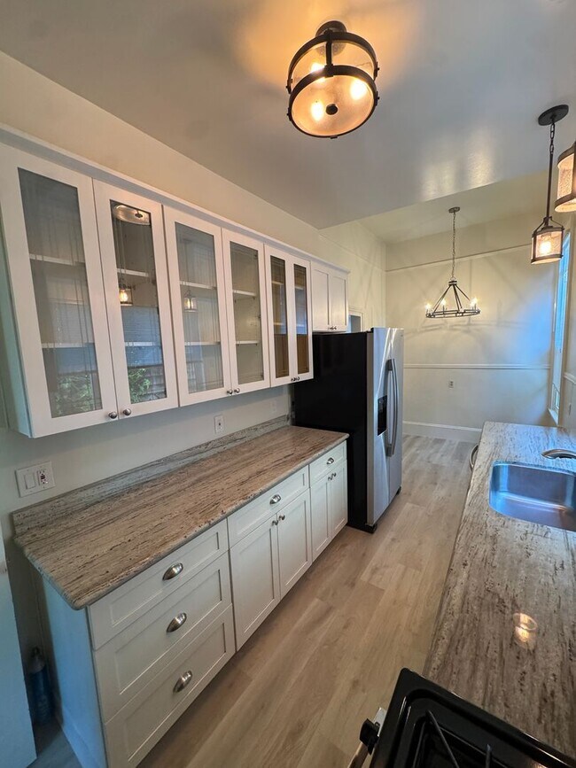 Foto del edificio - Charming Alameda Gem on Clinton Ave | Steps from the Island's Best