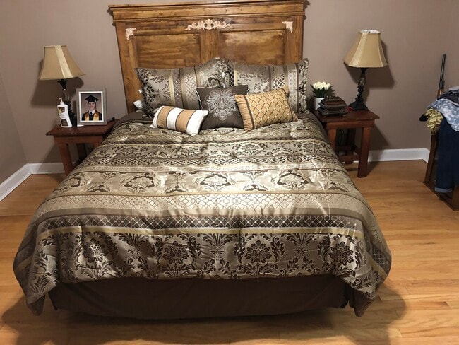 Master bedroom - 14216 Woodlands Dr