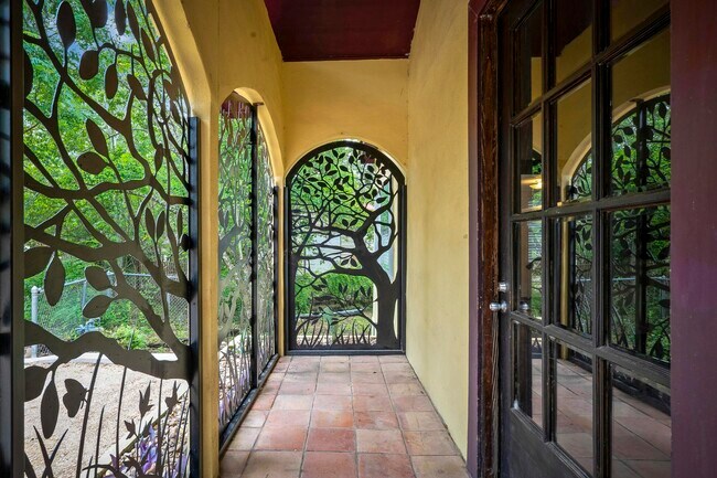 Foto del edificio - 18111 Lakeshore Dr