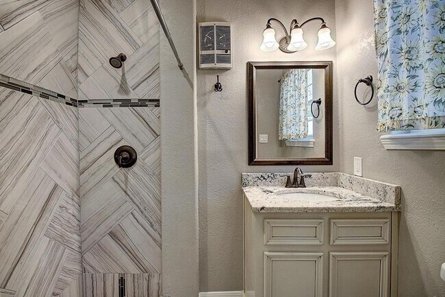 Building Photo - 406 Naples - 3/Bed 2/Bath - $1995/mo