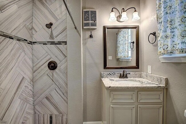 Foto del edificio - 406 Naples - 3/Bed 2/Bath - $1995/mo