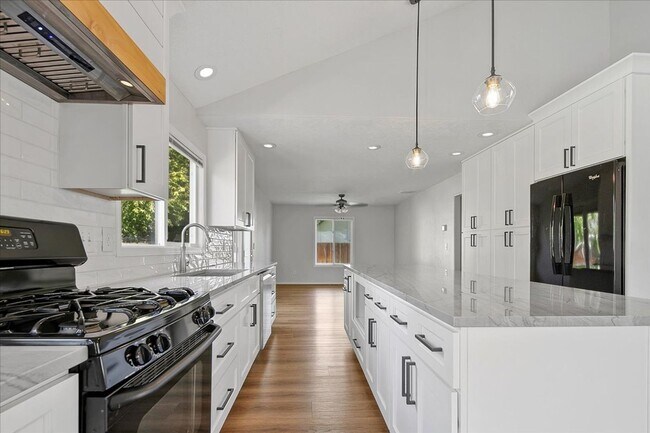 Building Photo - Newly Remodeled 3Bed/3Bath Home In Cut-De-...