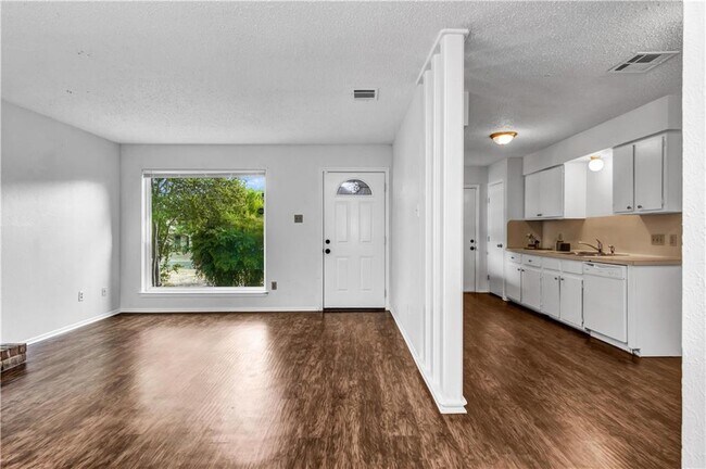 Foto del edificio - 2112 Donahue Ln