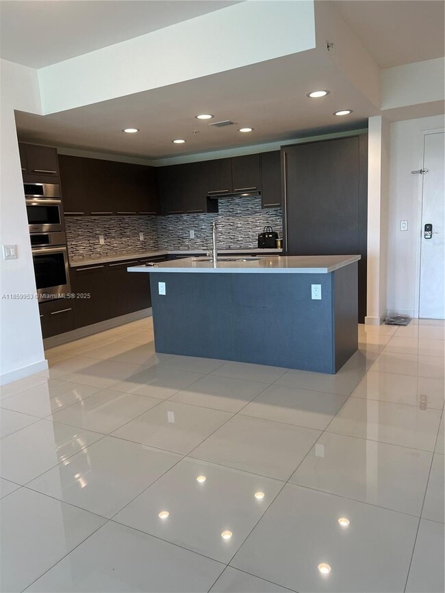 Foto del edificio - 7825 NW 107th Ave