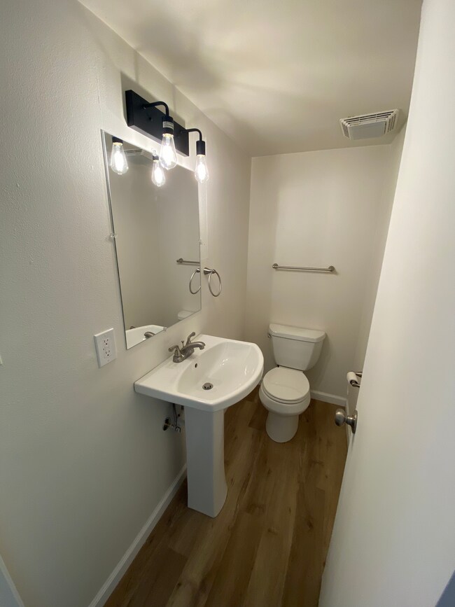 153 W Park Ln, Waterloo, IA 50701 Townhome Rentals in Waterloo IA