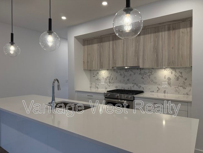 Photo du bâtiment - 2735-2735 Shannon Lake Rd