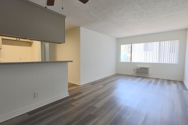 Building Photo - 943 Elden Ave
