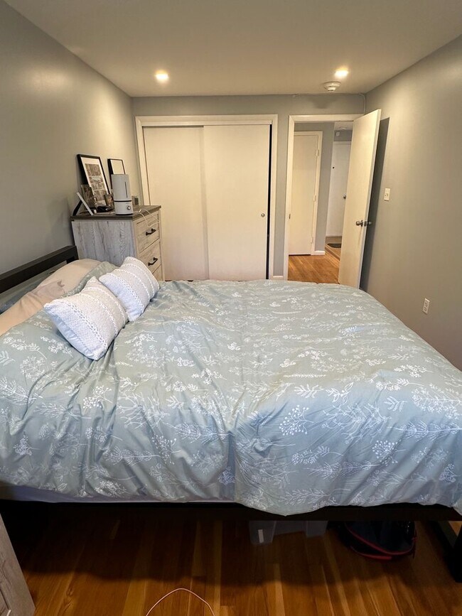 Foto del edificio - No Broker Fee | 1 Bed with Parking, Pool Access & Heat Included