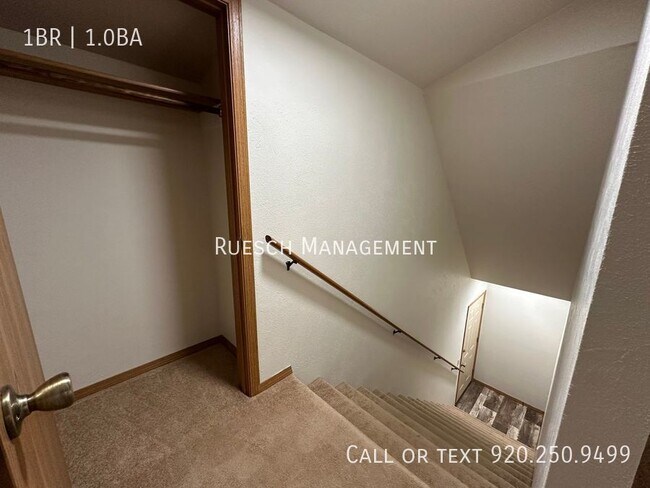 Building Photo - Cozy 1 Bedroom 1 Bath Upper Apartment Avai...