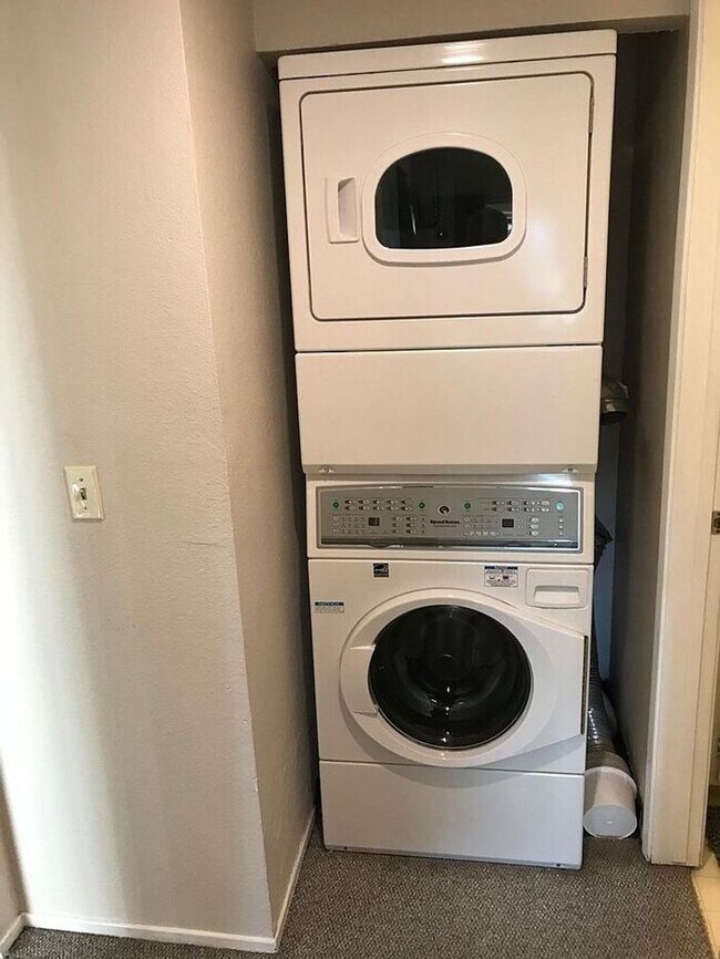 Building Photo - Beautiful 2 Bedroom Condo