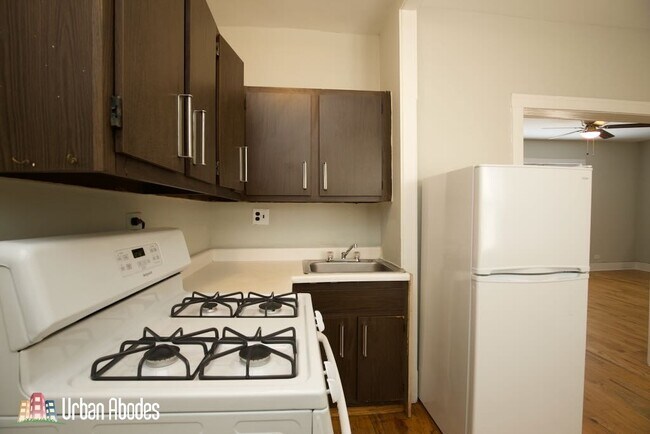 Foto del edificio - 3713 N Pine Grove Ave