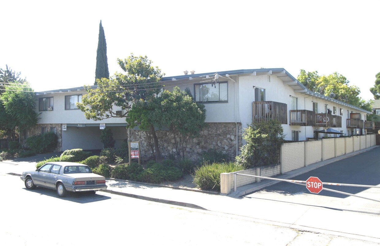 Building Photo - 927 Fitzuren Rd