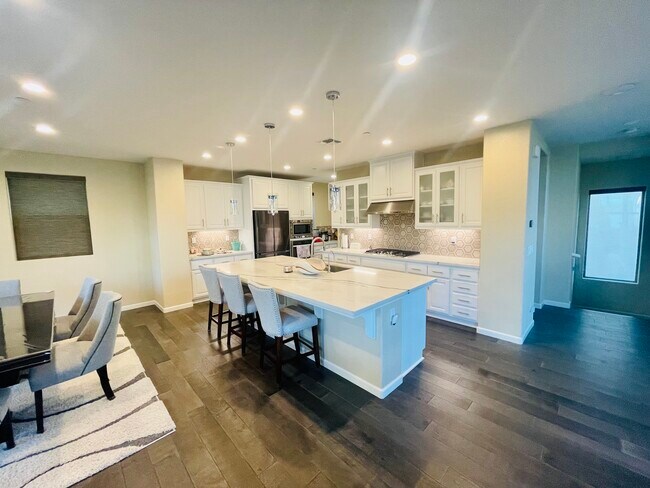 Kitchen - 5542 Metropolitan Way