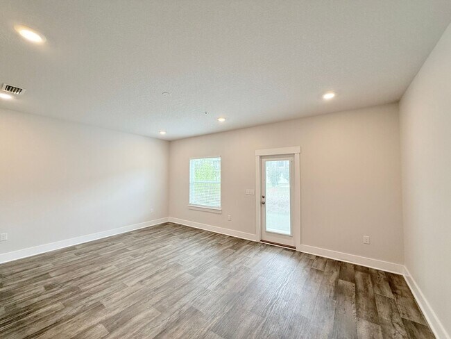 Foto del edificio - Stunning Townhome - Prime Pensacola Location