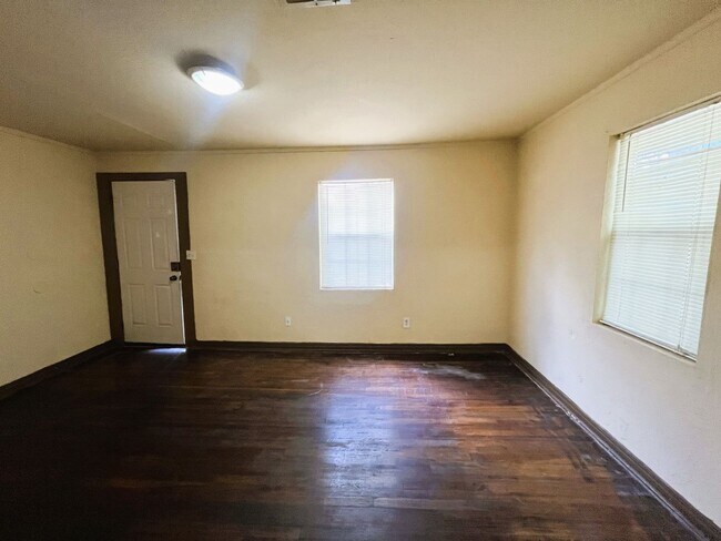 Building Photo - 717 Ne 25, 2bed, 1bath