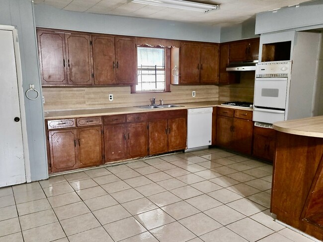 Building Photo - 860 Bingman Dr