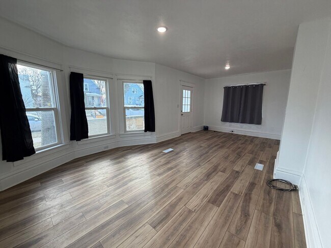 Building Photo - Spacious 4 Bedroom home