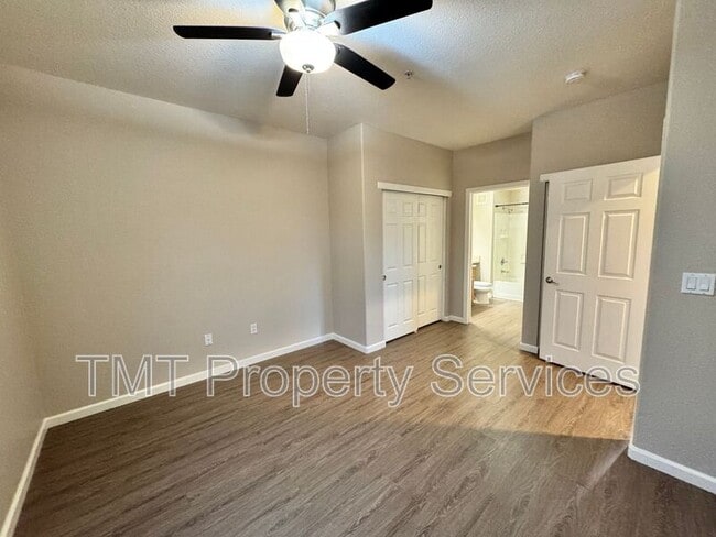 Foto del edificio - 5201 Laguna Oaks Dr