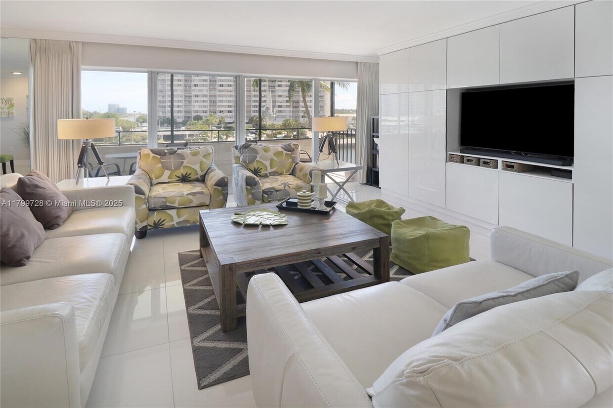 Foto principal - 220 Kings Point Dr