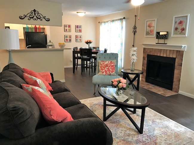 brittany-square-rosenberg-tx-building-photo (2).jpg - Brittany Square