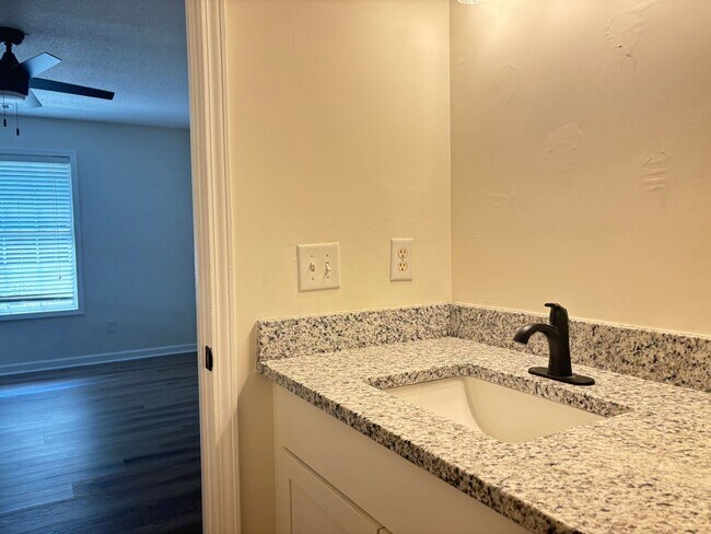 Building Photo - Cute Stepless 3 bedroom, 2 bath ranch in D...