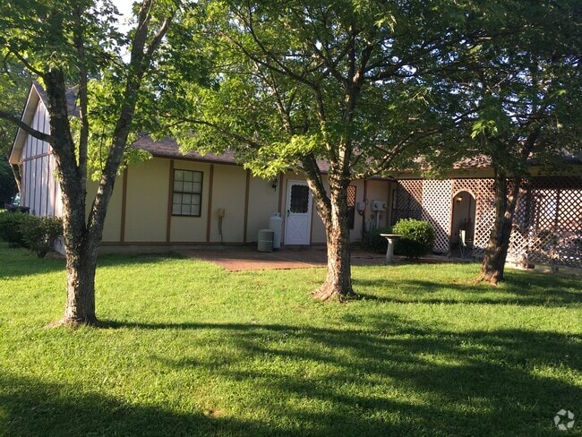 Building Photo - 735 Bradley Dr