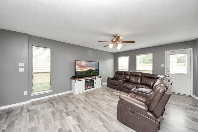 Foto del edificio - 9219 Dewberry Blossom Ln