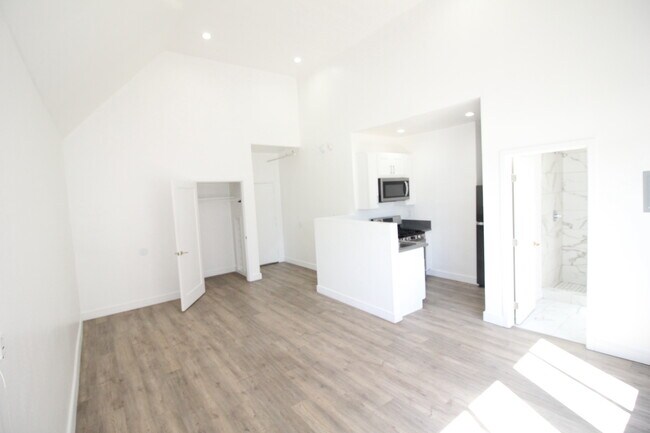 Building Photo - 722 S Manhattan Plz