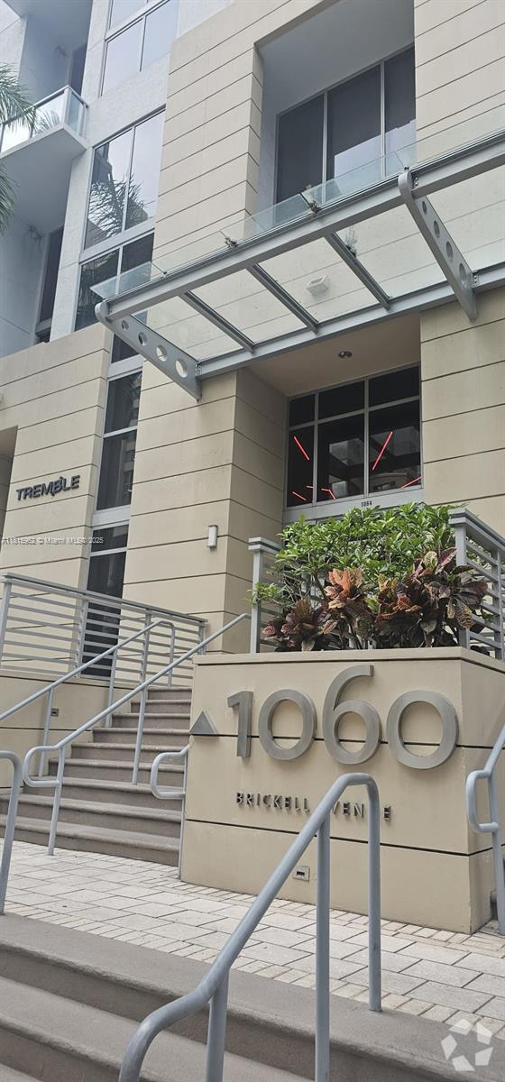 Building Photo - 1060 Brickell Ave
