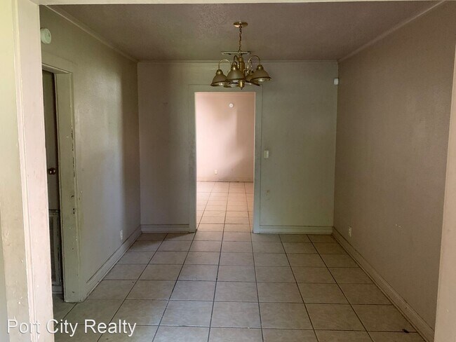 Building Photo - 3 br, 2 bath House - 3221 West College St.